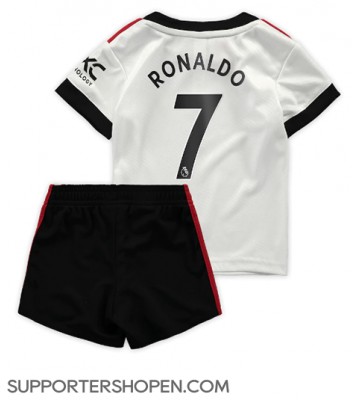 Manchester United Cristiano Ronaldo #7 Bortatröja Barn 2022-23 Kortärmad (+ korta byxor)